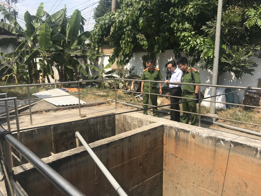 Bắt quả tang công ty xử lý nước thải xả trộm ra môi trường ảnh 1 Bắt quả tang công ty xử lý nước thải xả trộm ra môi trường ảnh 1