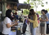 Dân đi chợ Thảo Điền bằng phiếu, quét mã QR