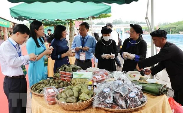 Các nghệ nhân huyện Phú Lương (Thái Nguyên) giới thiệu sản vật đặc trưng của địa phương phục vụ khách du lịch. Ảnh: Hoàng Nguyên/TTXVN Các nghệ nhân huyện Phú Lương (Thái Nguyên) giới thiệu sản vật đặc trưng của địa phương phục vụ khách du lịch. Ảnh: Hoàng Nguyên/TTXVN
