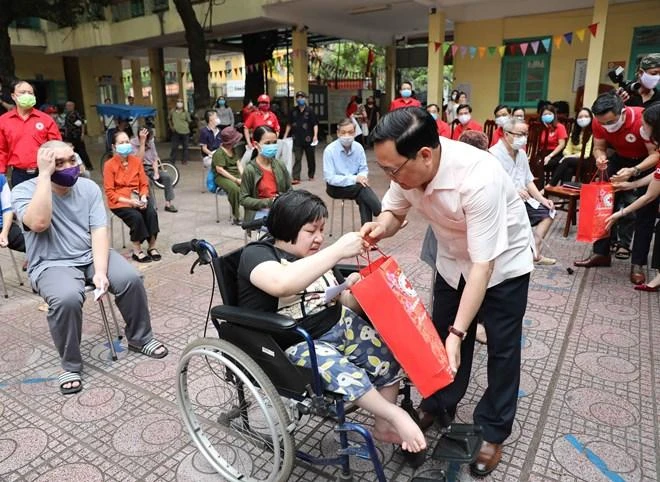 Hội Chữ thập Đỏ Việt Nam tặng quà cho người khuyết tật, người có hoàn cảnh khó khăn do dịch trên địa bàn quận Hoàn Kiếm. Ảnh: Thanh Tùng/TTXVN Hội Chữ thập Đỏ Việt Nam tặng quà cho người khuyết tật, người có hoàn cảnh khó khăn do dịch trên địa bàn quận Hoàn Kiếm. Ảnh: Thanh Tùng/TTXVN