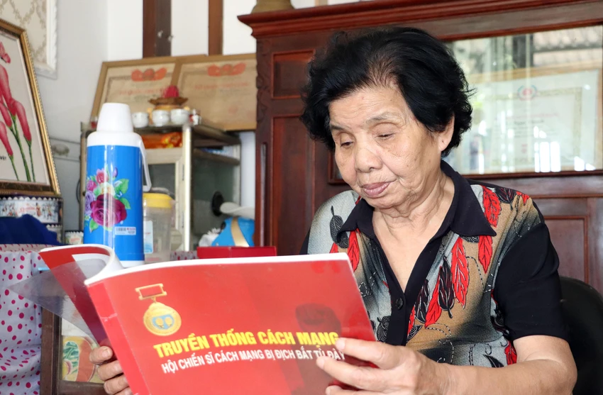 Bà Lê Thị Thanh (Tám Thương) không lập gia đình, chăm lo cho con của đồng đội quá cố. Ảnh: CHÂU ANH Bà Lê Thị Thanh (Tám Thương) không lập gia đình, chăm lo cho con của đồng đội quá cố. Ảnh: CHÂU ANH