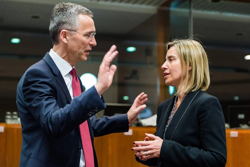 Tổng Thư ký NATO Jens Stoltenberg (trái) và Cao ủy Đối ngoại và An ninh EU Federica Mogherini tại hội nghị ở Bỉ ngày 28-6.