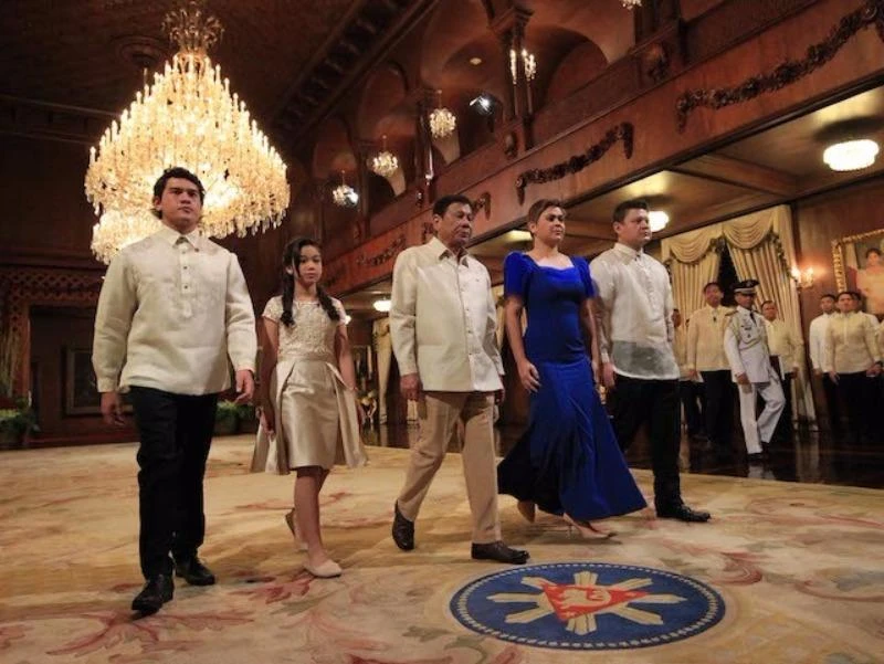 Ông Rodrigo Duterte cùng các con trong buổi nhậm chức tổng thống thứ 16 của Philippines.
