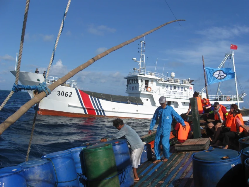 Tàu hải cảnh Trung Quốc gần một tàu đánh cá của Philippines trên vùng biển bãi cạn Scarborough trong ngày độc lập của Philippines 12-6. 