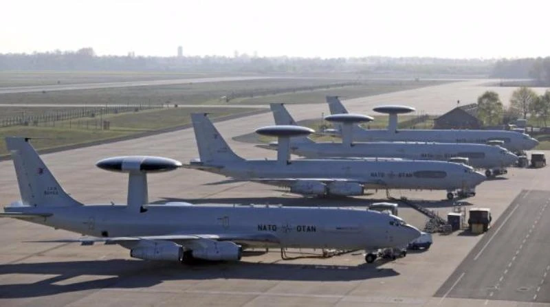 NATO sẽ triển khai máy bay AWACS hỗ trợ không kích IS.