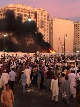 Người Hồi giáo tụ tập sau vụ đánh bom tự sát ở TP Medina (Saudi Arabia) ngày 4-7. 