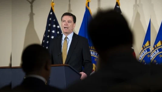 Giám đốc FBI Comey tuyên bố không đề nghị truy tố bà Clinton. 