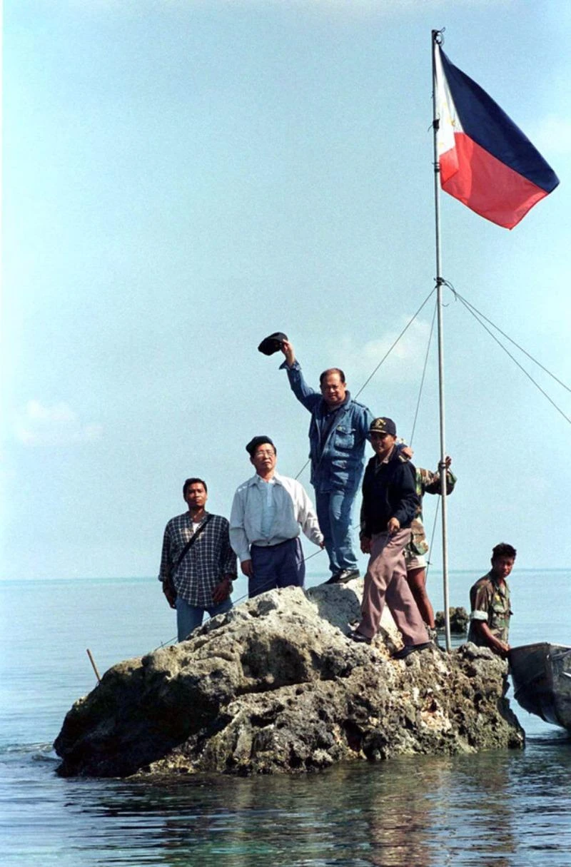 Cờ Philippines cắm ở bãi cạn Scarborough. 
