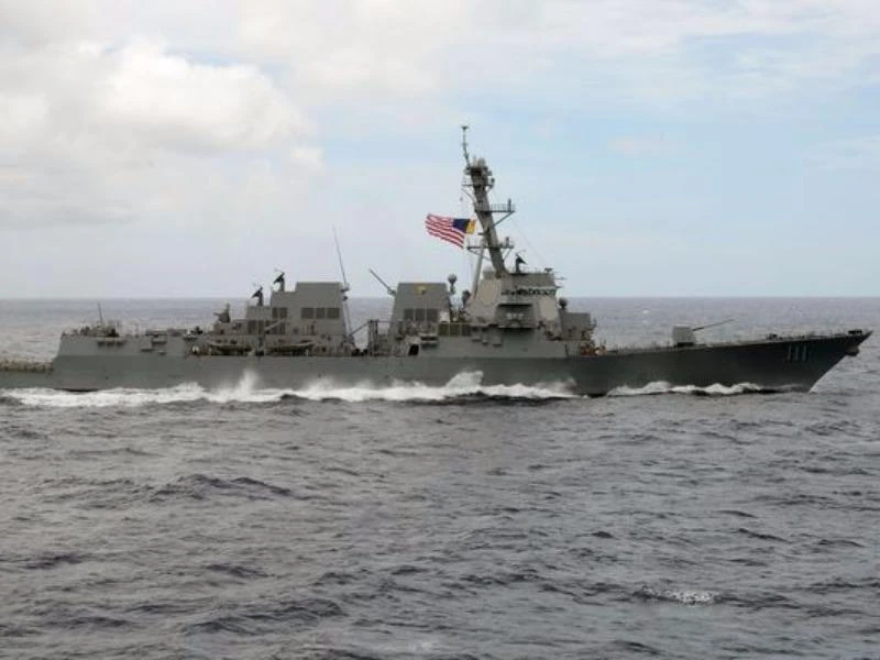 àu khu trục tên lửa USS Spruance của Mỹ tuần tra biển Đông gần đây. 