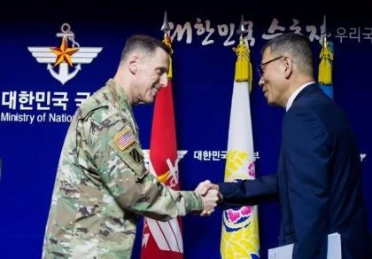Thứ trưởng Quốc phòng Yoo Jeh-seung (phải) và Tư lệnh quân đội Mỹ tại Hàn Quốc Thomas Vandal 