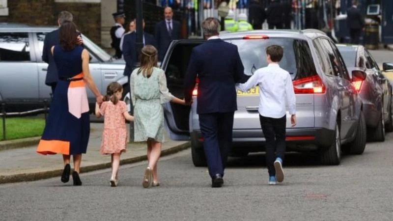 Gia đình Thủ tướng David Cameron rời dinh thủ tướng ngày 13-7. 