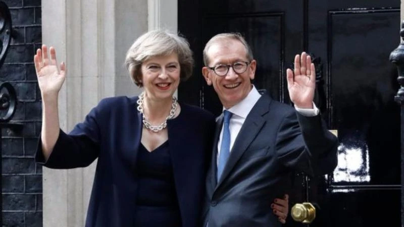 Bà Theresa May và chồng trước dinh thủ tướng. (