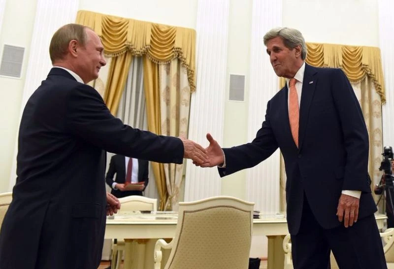 Tổng thống Putin (trái) gặp Ngoại trưởng Kerry tại Moscow tối 14-7. 