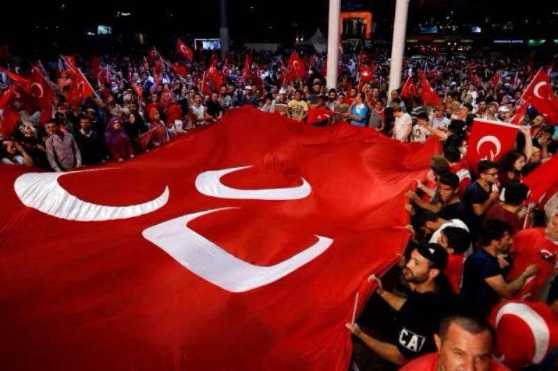 Người ủng hộ Tổng thống Erdogan xuống đường ở Ankara ngày 20-7.