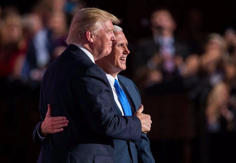 Cựu đối thủ của Donald Trump 'lật kèo', không bày tỏ ủng hộ ảnh 2 Bộ đôi đề cử Donald Trump (trái) và phó tướng Mike Pence.
