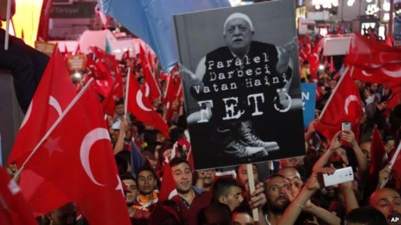 Người ủng hộ Tổng thống Erdogan biểu tình đòi Mỹ dẫn độ Giáo sĩ Fethullah Gulen. 