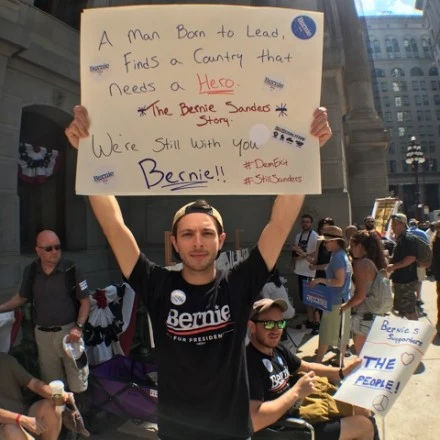 Người ủng hộ Bernie Sanders biểu tình bên ngoài nơi diễn ra đại hội đảng Dân chủ tại Philadelphia (Mỹ) ngày 25-7.