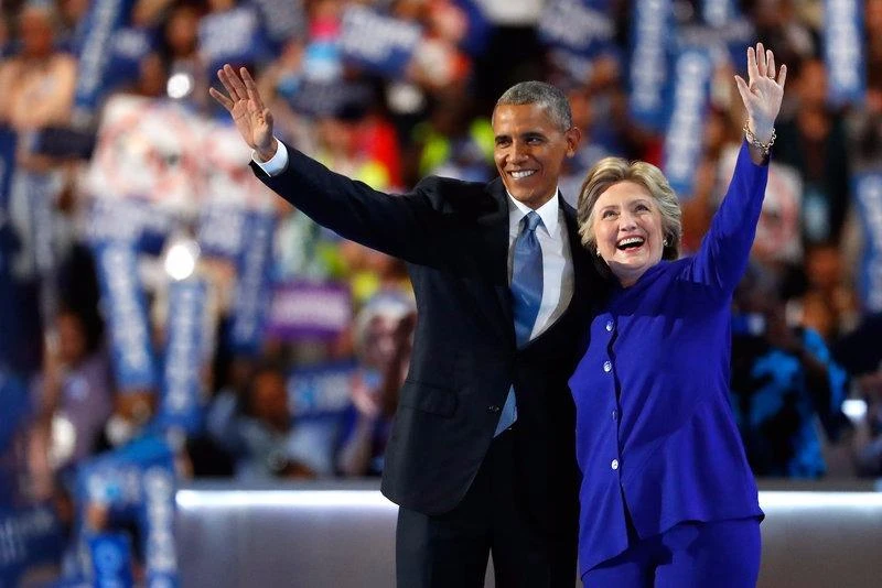 Tổng thống Obama và bà Clinton trên sân khấu đại hội tối 27-7.