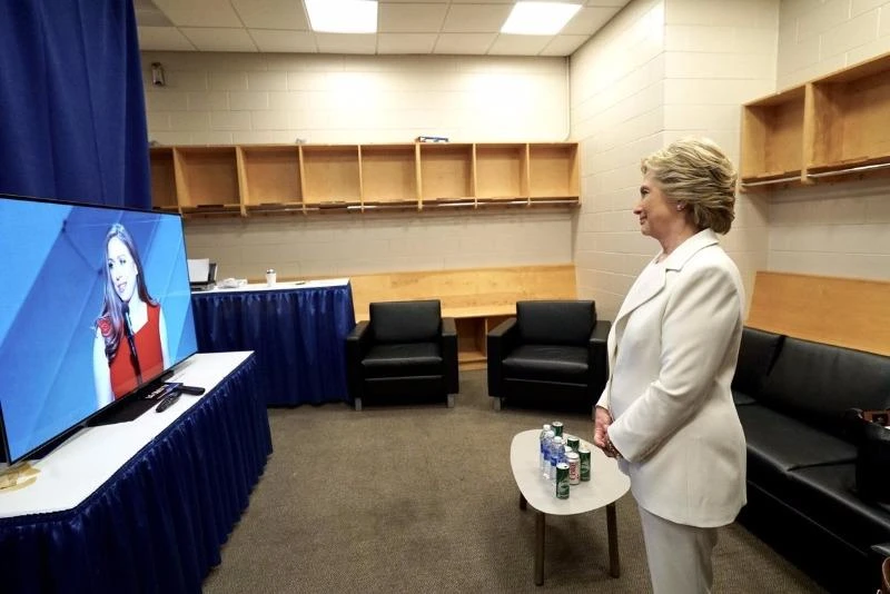 Bà Clinton ngắm con gái Chelsea Clinton giới thiệu phần phát biểu của bà từ phòng chờ.