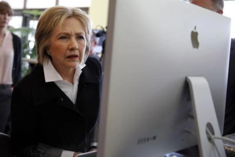 Bà Clinton sử dụng máy tính trong một sự kiện tranh cử ở Michigan (Mỹ) ngày 7-3.
