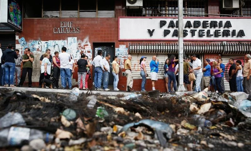 Venezuela: 4 tháng, hơn 2.000 cuộc biểu tình vì đói ảnh 4 Dân Venezuela sang Colombia mua thực phẩm mang về.