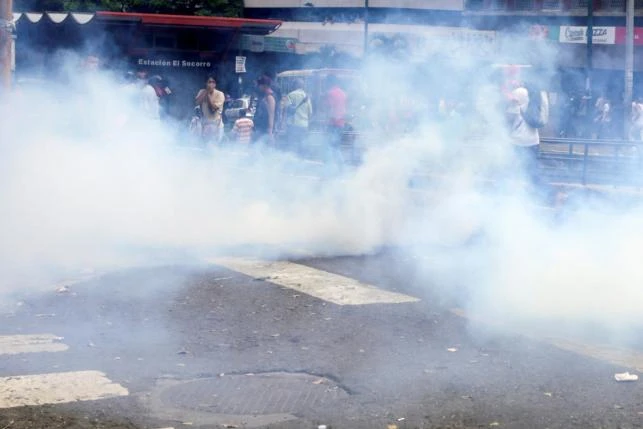 Venezuela: 4 tháng, hơn 2.000 cuộc biểu tình vì đói ảnh 3 Cảnh sát phải dùng hơi cay giải tán biểu tình ngày 2-7.