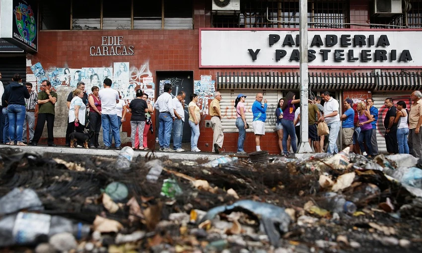 Venezuela: 4 tháng, hơn 2.000 cuộc biểu tình vì đói ảnh 1 Người dân Venezuela xếp hàng chờ mua bánh mì ở San Cristóbal năm 2014.