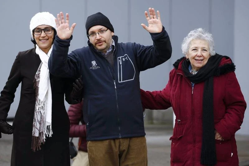 Nhà báo Jason Rezaian (giữa) và người thân tại Đức sau khi được Iran trả tự do hồi tháng 1. 