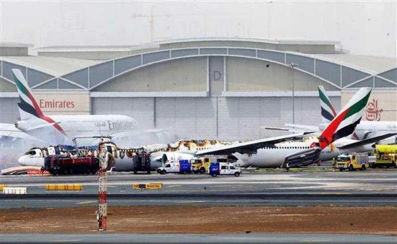 Xác chiếc Boeing777-300 sau khi được dập lửa. 