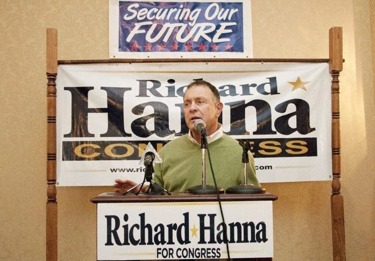 Nghị sĩ Cộng hòa Richard Hanna gọi ông Trump là nỗi xấu hổ quốc gia, không đáng làm tổng thống. 