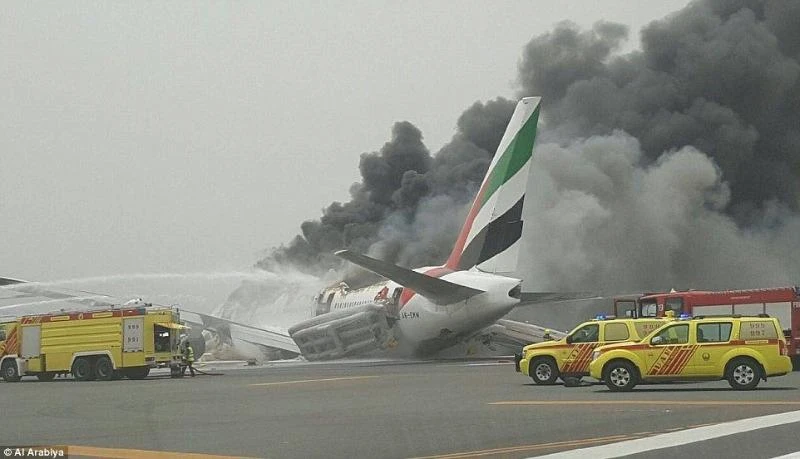Hình ảnh từ đoạn phim nghiệp dư cho thấy khói bốc lên từ chiếc Boeing 777-300 của hãng Emirates Airlines trên sân bay quốc tế Dubai ngày 3-8.