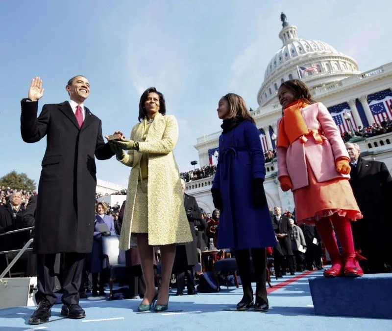 Tổng thống Obama vào tuổi 55: Loạt ảnh qua năm tháng ảnh 10 Tổng thống Obama tuyên thệ nhậm chức tổng thống nhiệm kỳ đầu bện cạnh vợ con ngày 20-1-2009.