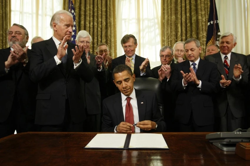 Tổng thống Obama vào tuổi 55: Loạt ảnh qua năm tháng ảnh 11 Tổng thống Obama ký sắc lệnh đóng cửa nhà tù Guantanamo ngày 22-1-2009.