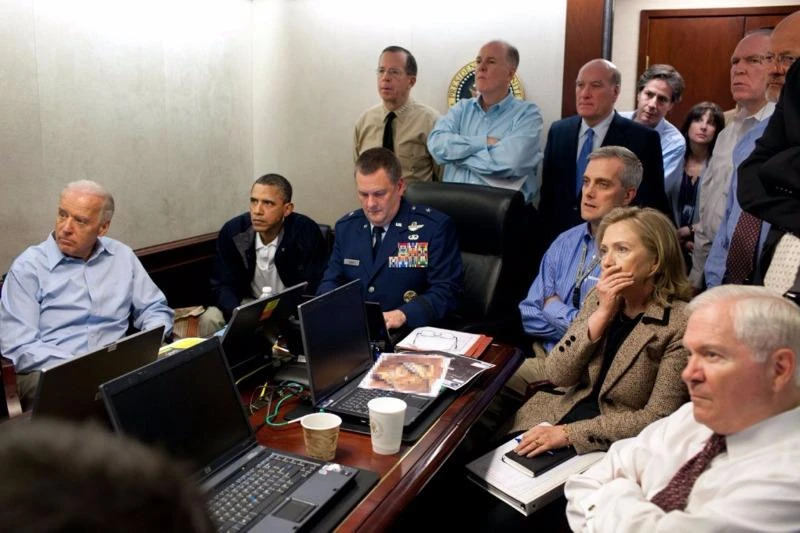 Tổng thống Obama vào tuổi 55: Loạt ảnh qua năm tháng ảnh 14 Tổng thống Obama (thứ hai bên trái) cùng các thành viên nội các trong một cuộc họp bàn về chiến dịch tiêu diệt trùm khủng bố Osama Bin Laden tại phòng Tình huống của Nhà trắng ngày 1-5-2011.