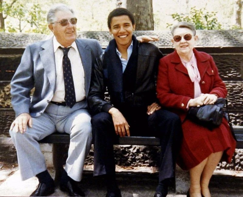Tổng thống Obama vào tuổi 55: Loạt ảnh qua năm tháng ảnh 2 Chàng trai Obama và ông bà ngoại Stanley và Madelyn Dunham.