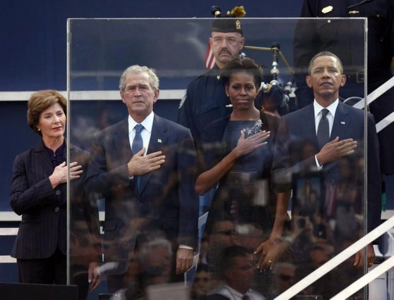 Tổng thống Obama vào tuổi 55: Loạt ảnh qua năm tháng ảnh 15 Vợ chồng cựu Tổng thống George W. Bush và vợ chồng Tổng thống Obama tưởng niệm nạn nhân vụ khủng bố 11-9 dịp sự kiện này tròn 10 năm, tại New York ngày 11-9-2011.