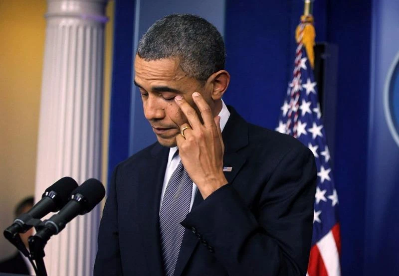 Tổng thống Obama vào tuổi 55: Loạt ảnh qua năm tháng ảnh 19 Tổng thống Obama gạt nước mắt khi phát biểu về sự kiện một trường tiểu học ở Connecticut bị xả súng, tại Nhà trắng ngày 14-12-2012.