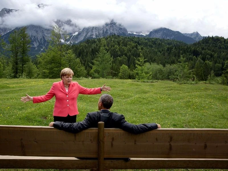 Tổng thống Obama vào tuổi 55: Loạt ảnh qua năm tháng ảnh 22 Tổng thống Obama và Thủ tướng Đức Angela Merkel trong một kỳ hội nghị G7 tại Đức ngày 8-7-2015.