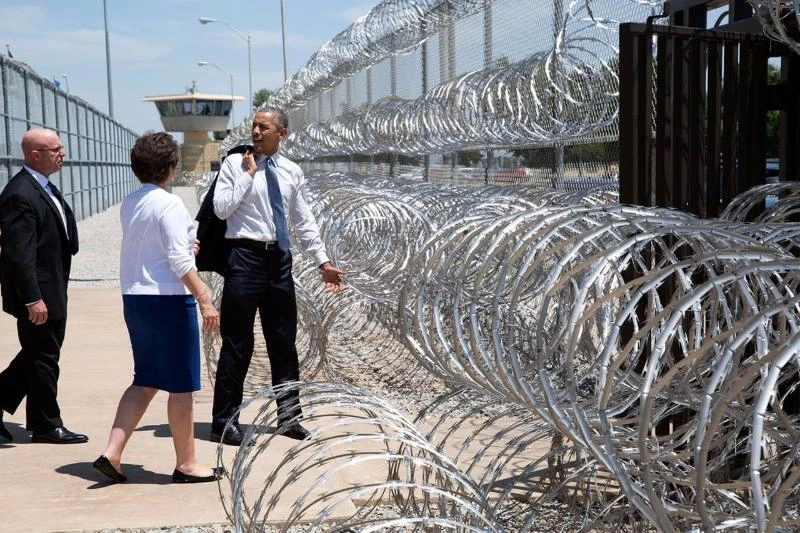 Tổng thống Obama vào tuổi 55: Loạt ảnh qua năm tháng ảnh 23 Tổng thống Obama là tổng thống Mỹ đương nhiệm đầu tiên đến thăm một nhà tù liên bang. Ông đến thăm nhà tù El Reno tại Oklahoma ngày 16-7-2015.