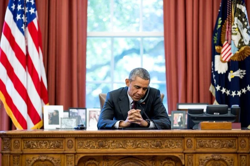 Tổng thống Obama vào tuổi 55: Loạt ảnh qua năm tháng ảnh 24 Tổng thống Obama lắng nghe lời cầu nguyện từ mục sư qua điện thoại nhân sinh nhật năm ngoái – 4-8-2015.