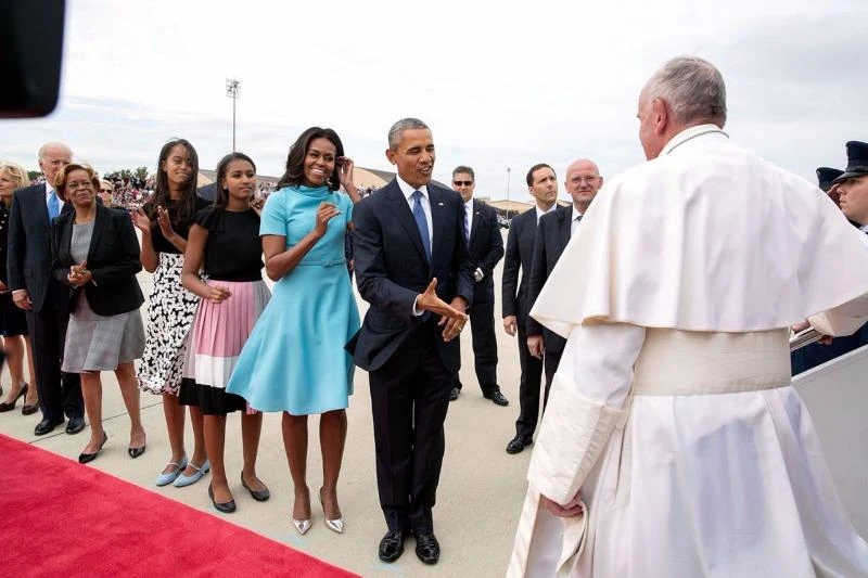 Tổng thống Obama vào tuổi 55: Loạt ảnh qua năm tháng ảnh 25 Hai gia đình Tổng thống Obama và Phó Tổng thống Biden chào mừng Giáo hoàng Francis đến Mỹ ngày 22-9-2015.