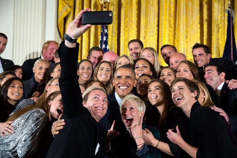 Tổng thống Obama vào tuổi 55: Loạt ảnh qua năm tháng ảnh 26 Tổng thống Obama chụp hình chung với đội tuyển bóng đá nữ của Mỹ mừng chiến thắng tại giải vô địch bóng đá nữ thế giới 2015, ngày 27-10-2015.