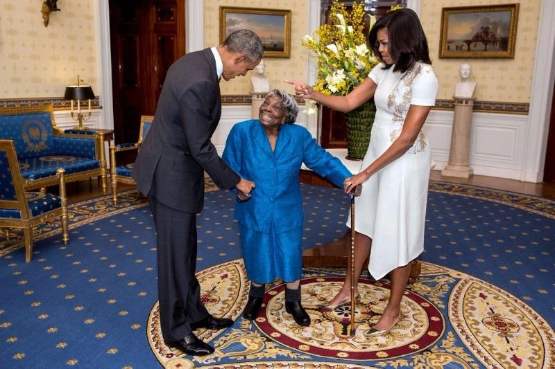 Tổng thống Obama vào tuổi 55: Loạt ảnh qua năm tháng ảnh 29 Vợ chồng Tổng thống Obama đón mừng cụ bà 106 tuổi McLaurin tại Nhà trắng.