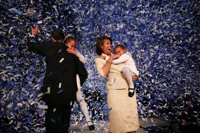 Tổng thống Obama vào tuổi 55: Loạt ảnh qua năm tháng ảnh 5 Thượng nghị sĩ Obama cùng vợ con mừng chiến thắng trước đối thủ Cộng hòa Alan Keyes ngày 2-11-2004 ở Chicago.