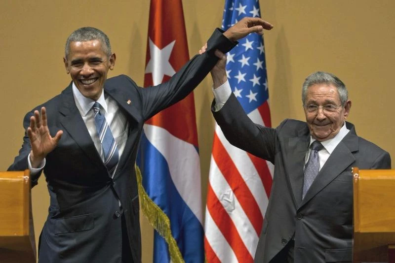 Tổng thống Obama vào tuổi 55: Loạt ảnh qua năm tháng ảnh 30 Tổng thống Obama (trái) và Chủ tịch Cuba Raul Castro tại cuộc họp báo chung trong chuyến thăm Cuba, ngày 21-3-2016.