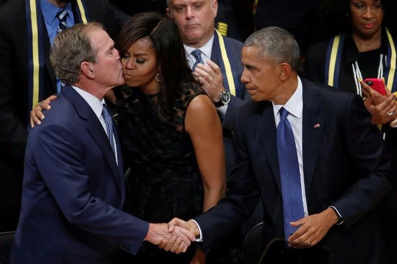 Tổng thống Obama vào tuổi 55: Loạt ảnh qua năm tháng ảnh 31 Cựu tổng thống George W. Bush (trái) và vợ chồng tổng thống Obama trong một buổi lễ tưởng niệm sự kiện xả súng nhắm vào cảnh sát ở Dallas, ngày 12-7-2016.