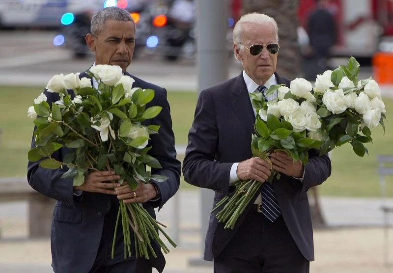 Tổng thống Obama vào tuổi 55: Loạt ảnh qua năm tháng ảnh 32 Tổng thống Obama và Phó Tổng thống Joe Biden ôm tổng cộng 49 hoa hồng trắng tưởng niệm 49 nạn nhân vụ xả súng hộp đêm đồng tính Pulse ở Orlando, ngày 16-6-2016.