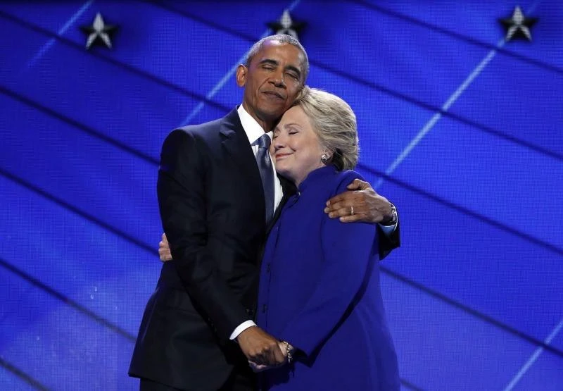 Tổng thống Obama vào tuổi 55: Loạt ảnh qua năm tháng ảnh 33 Tổng thống Obama và đại diện tranh cử tổng thống Dân chủ Clinton tại đại hội Dân chủ ở Philadelphia ngày 27-7-2016.