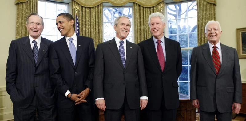 Tổng thống Obama vào tuổi 55: Loạt ảnh qua năm tháng ảnh 9 Từ trái qua: Các Tổng thống George H W.Bush, Obama, George W. Bush, Bill Clinton, Jimmy Carter tại phòng Bầu dục (Nhà trắng) ngày 7-1-2009.