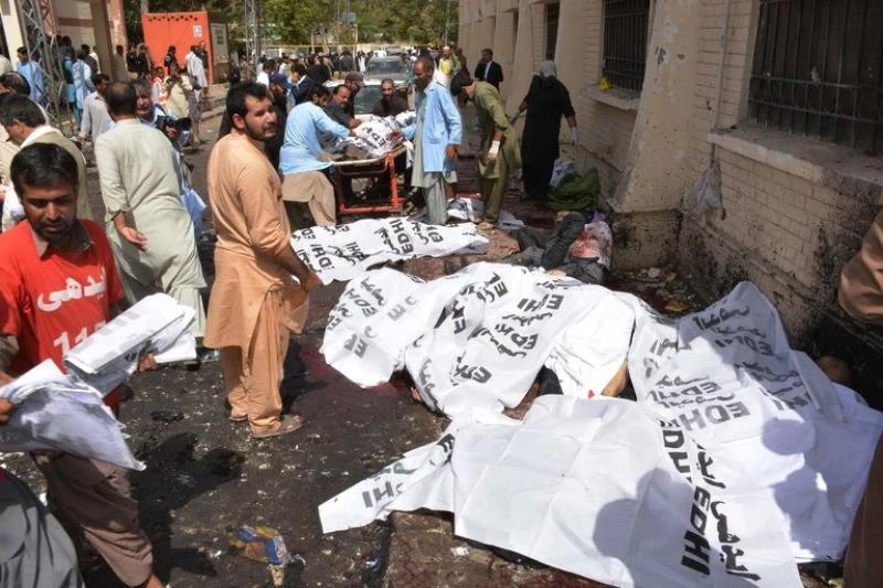 Hiện trường vụ đánh bom nhắm vào các luật sư tại một bệnh viện TP Quetta (tỉnh Baclochistan, Pakistan) ngày 8-8. 